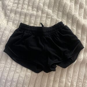 black low rise 2.5 lululemon hotty hot shorts
